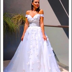 White, fits a size 16, Hebos Dress! Never worn. I decided on a winter dress.